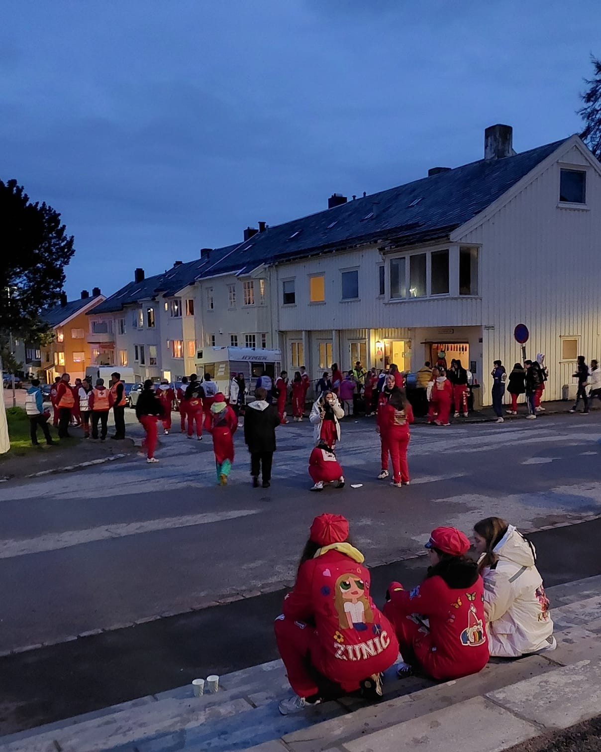 Russ som er ute i gatene sent på kvelden.