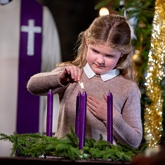 Liten jente tenner adventskransen – foto Bo Mathisen 235.jpg